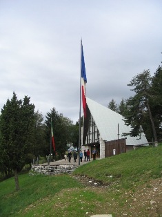 med La chiesetta sul Monte Tomba